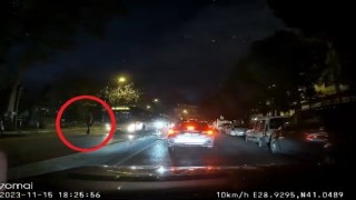Yolun karşısına geçmek isteyen yayaya motosiklet çarptı