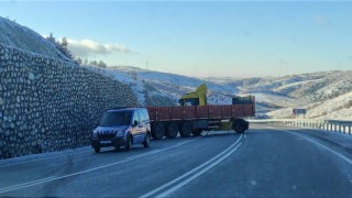 Yozgatta buzlanma nedeniyle çok sayıda tır sürücüsü zor anlar yaşadı