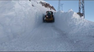 Yüksekovada 4 metreyi bulan kar tünelleri