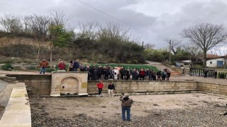 Yunanlılar atalarının köyünü ziyaret edip, geçmişte düğünlerin yapıldığı çeşme başında halay çekti