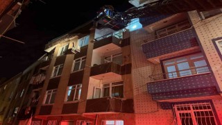 Zeytinburnunda 3 katlı binanın terası çöktü