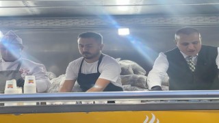 Zeytinburnunda güne sıcak çorba ikramı ile başlıyorlar