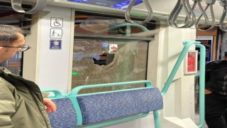 Zeytinburnunda tramvaya taş atıldı: Camı kırılan tramvay servis dışına alındı