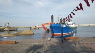 Zonguldak Limanında kum temizliği sürüyor