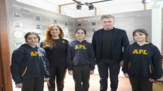 1. Dünya Savaşında 3 dönem mezun veremeyen okulun öğrencileri, 7 ülkeden çocuklarla dünya barışı için şarkı söyledi