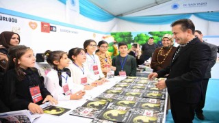 100 ilkokul öğrencisinin eseri Yıldız Sütü kitabında toplandı