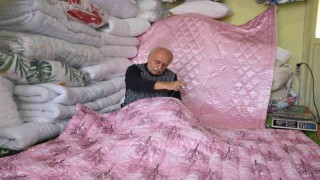 11 yaşından beri yaptığı yorgancılığı yaşatmaya çalışıyor