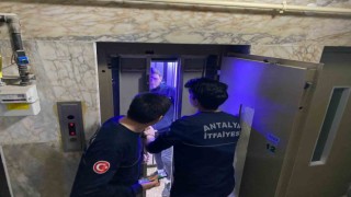 14 katlı binanın asansöründe mahsur kalan kuryeyi itfaiye kurtardı