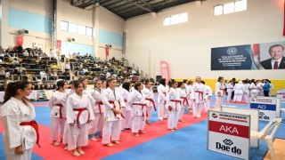 2 bin 200 sporcunun katılımıyla Türkiye Karate Şampiyonası Kartepede başladı