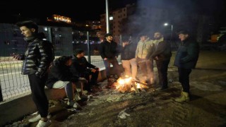 6 Şubat depremlerini yaşayan öğrenciler geceyi ateş başında geçirdi