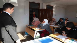65 yaşındaki anne okuma-yazma öğreniyor
