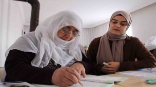 66 yaşındaki Raziye Teyze, hastaneye gittiğinde tabelaları okumak için okuma yazma öğreniyor