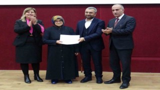 72 yaşındaki Besna Say, okur-yazarlık sertifikasını başkan oğlunun elinden aldı