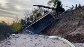75 metre sürüklenen hafriyat kamyonu yeşillik alana devrildi: 1 ölü, 1 yaralı