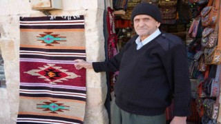 81 yaşındaki kilimci, 3 metrekarelik dükkanında teknolojiye direniyor