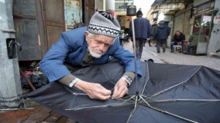 94 yaşındaki şemsiye tamircisinin başında kuyruk oluyorlar