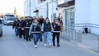 Adanada belediyeye yapılan rüşvet operasyonun yakalananlar sağlık kontrolünden geçirildi