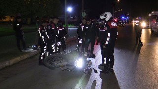 Adana’da elektrikli motosiklet ile polis motosikletin çarpıştığı kazada 1’i polis 2 kişi yaralandı