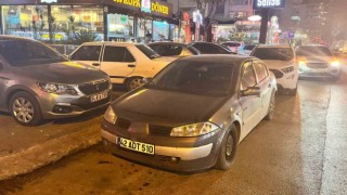 Adanada gelişi güzel park edilen araçlar trafiği etkiliyor