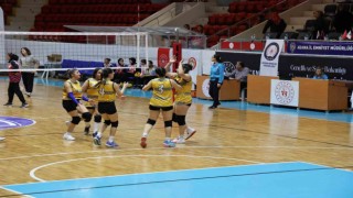 Adanada liselerarası voleybol turnuvası nefes kesti