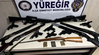 Adanada polis ekipleri asayiş uygulamalarında 13 ruhsatsız silah ele geçirdi
