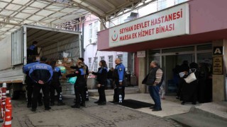 Adanada polis, ihtiyaç sahibi ailelerine bebek bezi dağıttı