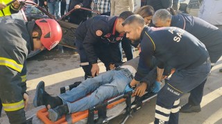 Adana’da refüje çarpan otomobilde sıkışan sürücü itfaiye ekiplerince kurtarıldı