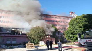 Adanadaki yangın devam ediyor, işçiler kurtarıldı