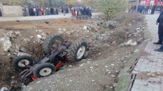 Adıyamanda traktör devrildi: 1i ağır 2 yaralı