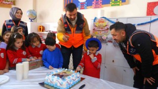 AFAD Gönüllülerinden depremzede Yiğit Buğraya sürpriz kutlama