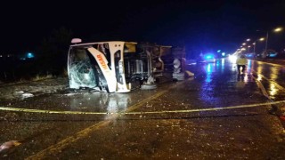 Afyonkarahisarda midibüs devrildi: 24 kişi yaralandı