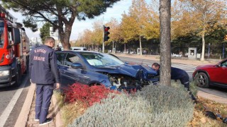 Ağaca çarpan otomobilde maddi hasar oluştu