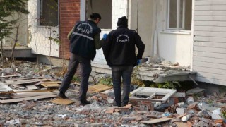 Ağır hasarlı binada söktüğü kapı ile 4. kattan aşığı düştü