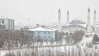 Ağrıda kar yağışı eğitime engel oldu