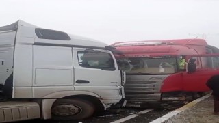 Ağrıda yoğun sis, 3 araç kaza yaptı