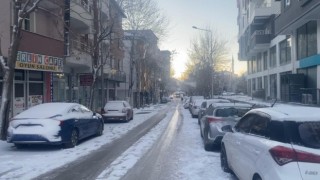 Ağrının Patnos ilçesinde etkili olan kar yağışı geceyi adeta aydınlattı