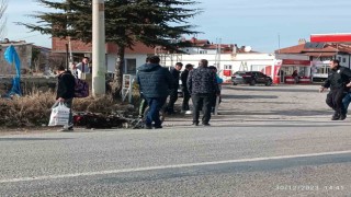 Akaryakıt istasyonundan çıkan motosiklete otomobil çarptı