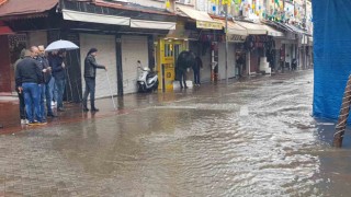 Alanyada rögarlar taştı, çarşı merkezini su bastı
