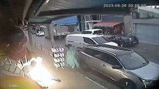 Alev alan kamp ocağını eliyle taşıyıp tekmeleyerek söndürdü