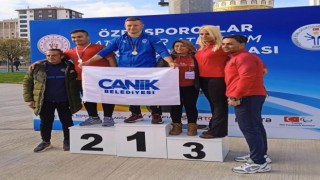 Ali Topaloğlu disk atmada Türkiye rekoru kırdı