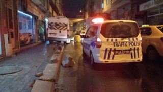Alkollü servis sürücüsü kaldırıma çıktı: 2 yaralı