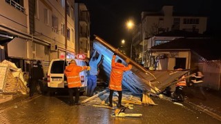 Amasyada fırtına: Çatılar araçların üstüne uçtu, ağaçlar devrildi