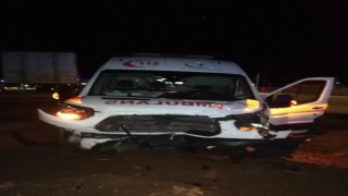 Ambulans ile otomobil çarpıştı: 2 yaralı