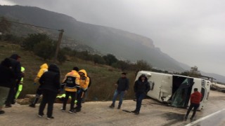 Ambulansa arkadan çarpan otobüs devrildi: 2 yaralı