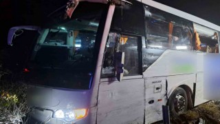 Anadolu Otoyolunda kamyon yolcu otobüsüne çarptı: 1i ağır 5 yaralı