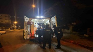 Anahtarını evde unutan genç balkondan girmeye çalışınca ikinci kattan yere çakıldı