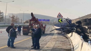 Ankarada servis otobüsü devrildi: 2 yaralı