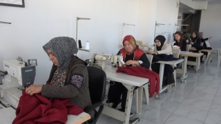 Anne sevgisiyle dikilen kıyafetler Gazzedeki çocukları ısıtacak