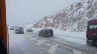 Antalya-Konya karayolunda kar kalınlığı 25 santime ulaştı