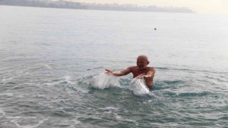 Antalya'ya kış gelmiyor: Aralık ayında denize girdiler